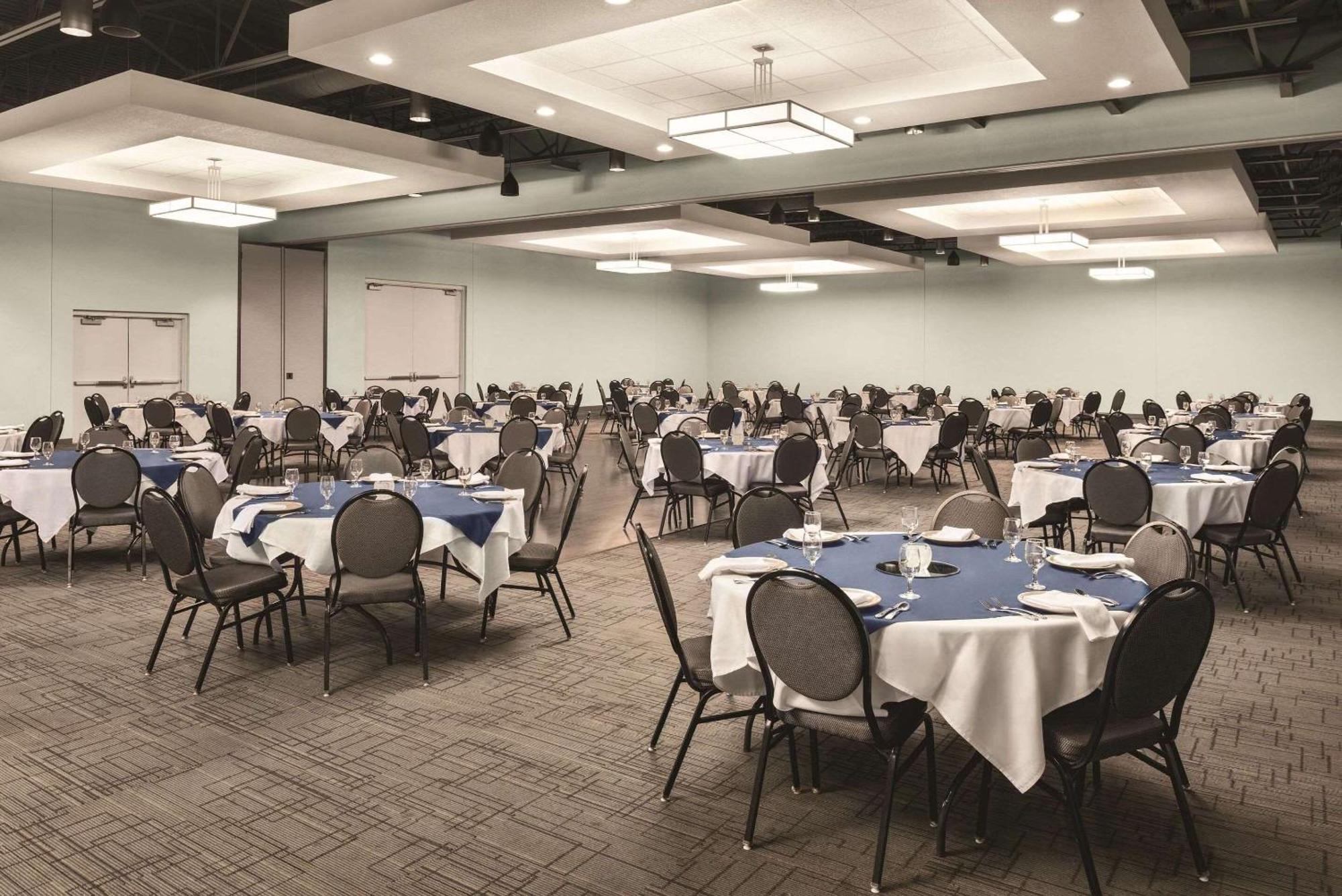 Radisson Hotel And Conference Center Fond Du Lac Esterno foto