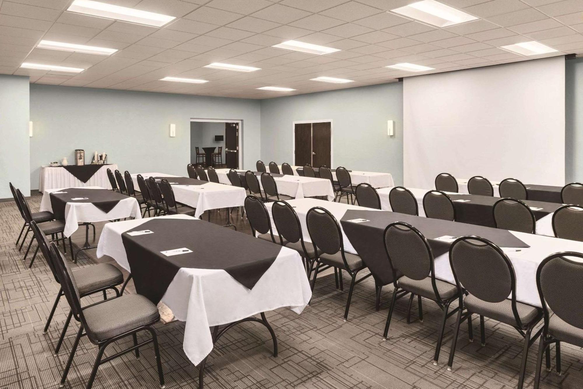 Radisson Hotel And Conference Center Fond Du Lac Esterno foto