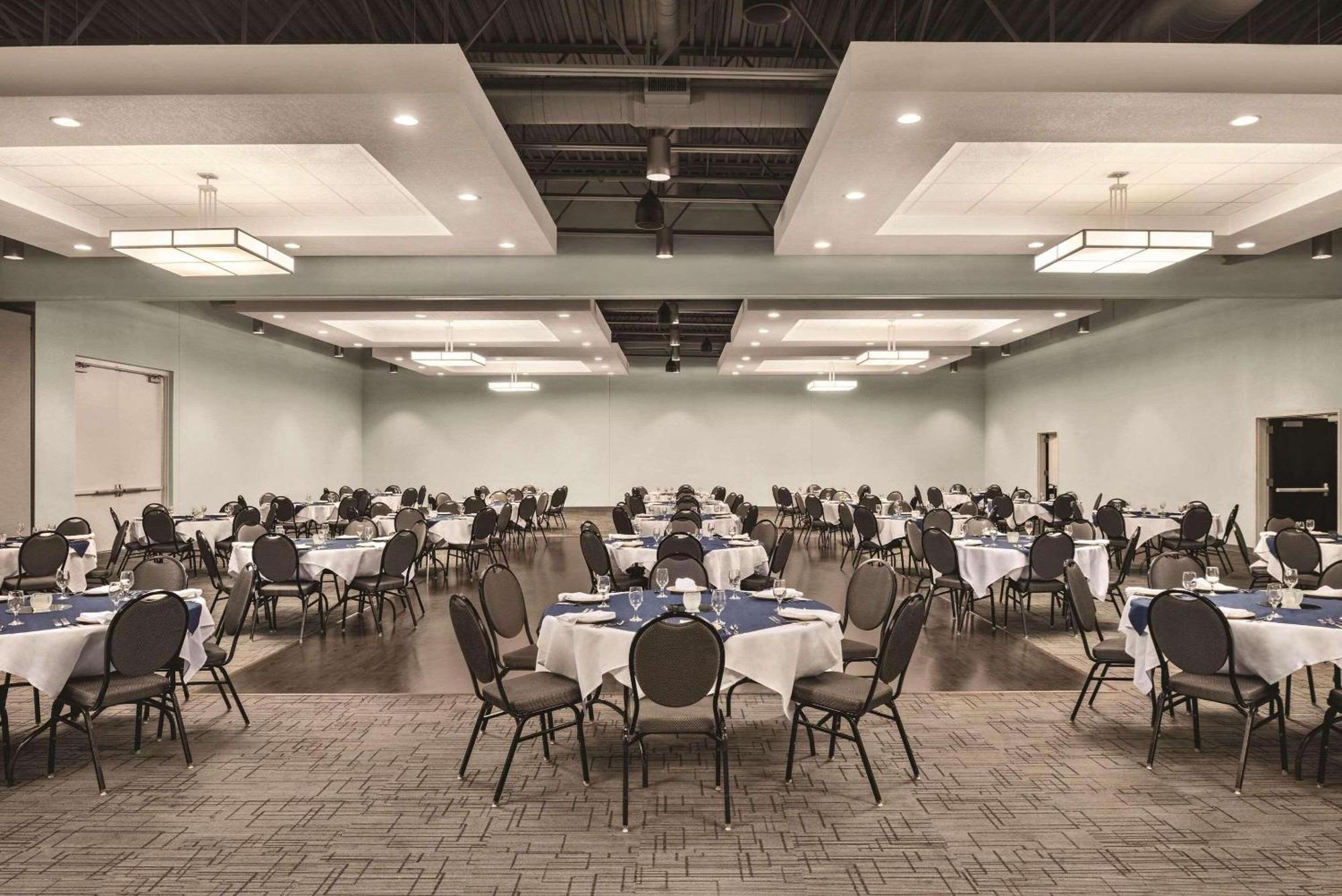 Radisson Hotel And Conference Center Fond Du Lac Esterno foto